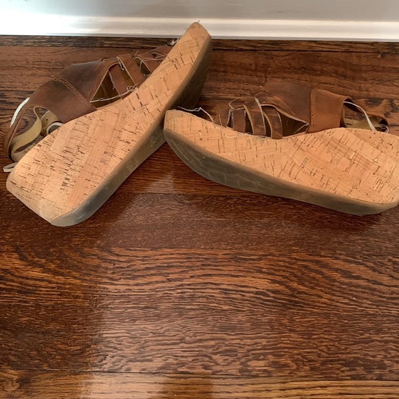 Korks Cocoa Leather Wedge Sandals - Picture 4 of 4
